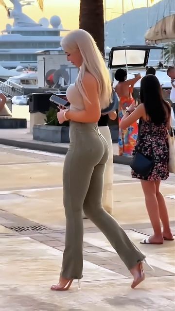 hwKEQ97Bjos - Stunning tight jungle green jeans street style fashion idea #fashion  #style #outfit #