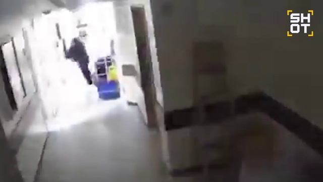 Момент удара иранской ракеты по жилому кварталу в израильском городе Ришон-ле-Цион…