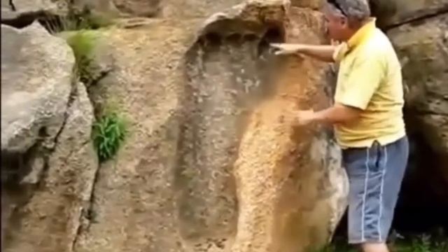 Турист обнаружил в Китае гигантскую ступню