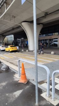 Таксист пристает к пассажирам в аэропорту