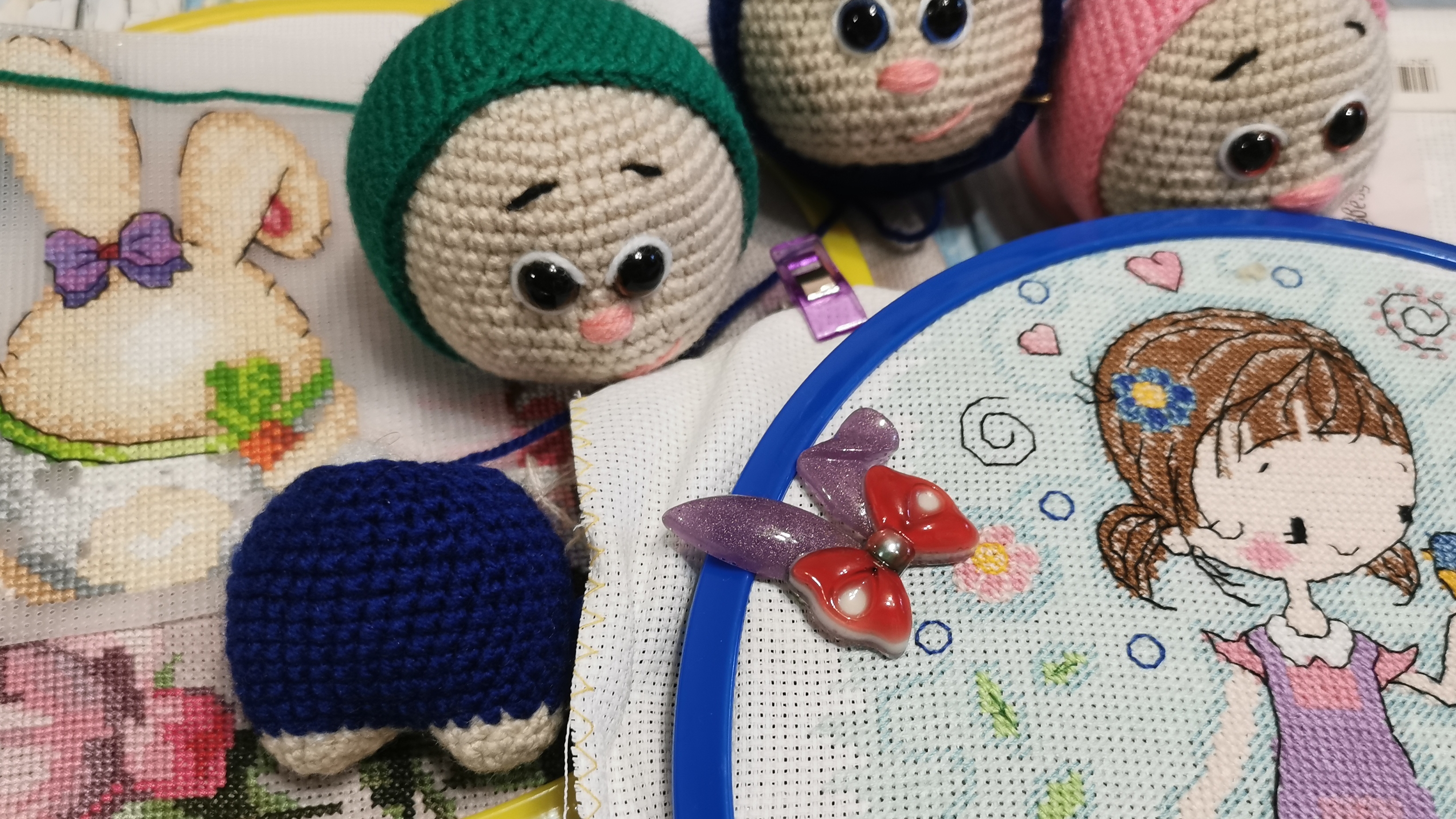Рукодельные будни июня. День России. #вышивка_крестом #вышивка_на_пластике #вязаныеигрушки