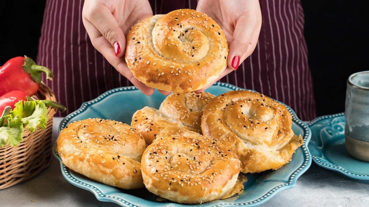 Слоёная улитка с сыром и луком