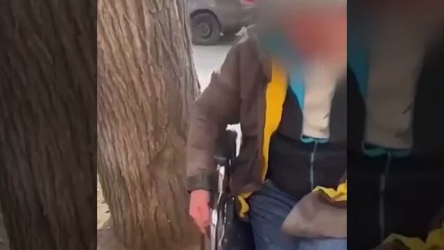 Приковали инвалида цепью к дереву ради прикола.
