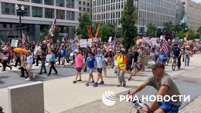В Вашингтоне проходит марш с призывом к отставке Трампа