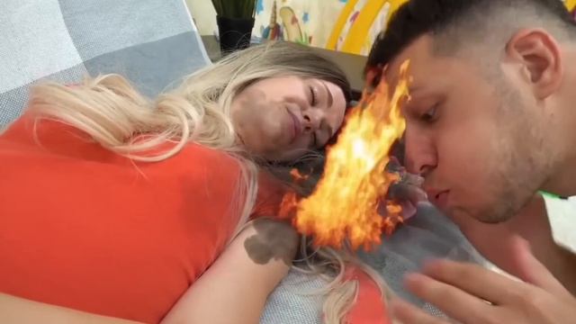 Ева и папа пытаются помочь маме с волосами.