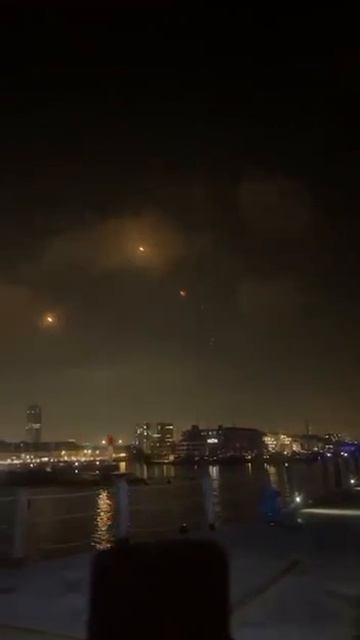 Кадры ударов Ирана по Израилю во время новой волны запусков.

Заметно, что ПВО у Израиля значительно