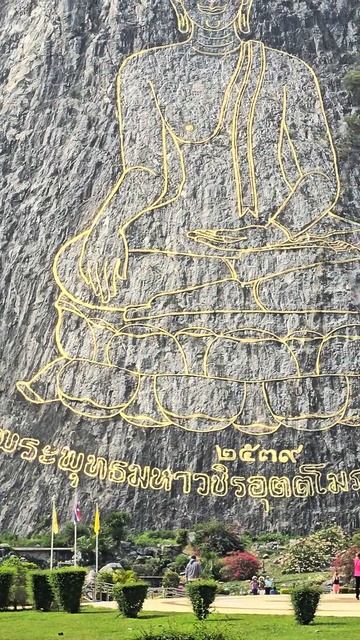 Наскалльный золотой Будда. Khao Chi Chan Buddha. Tailand.