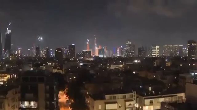 Новый удар по Тель-Авиву. Иранская ракета взорвалась в центре города.