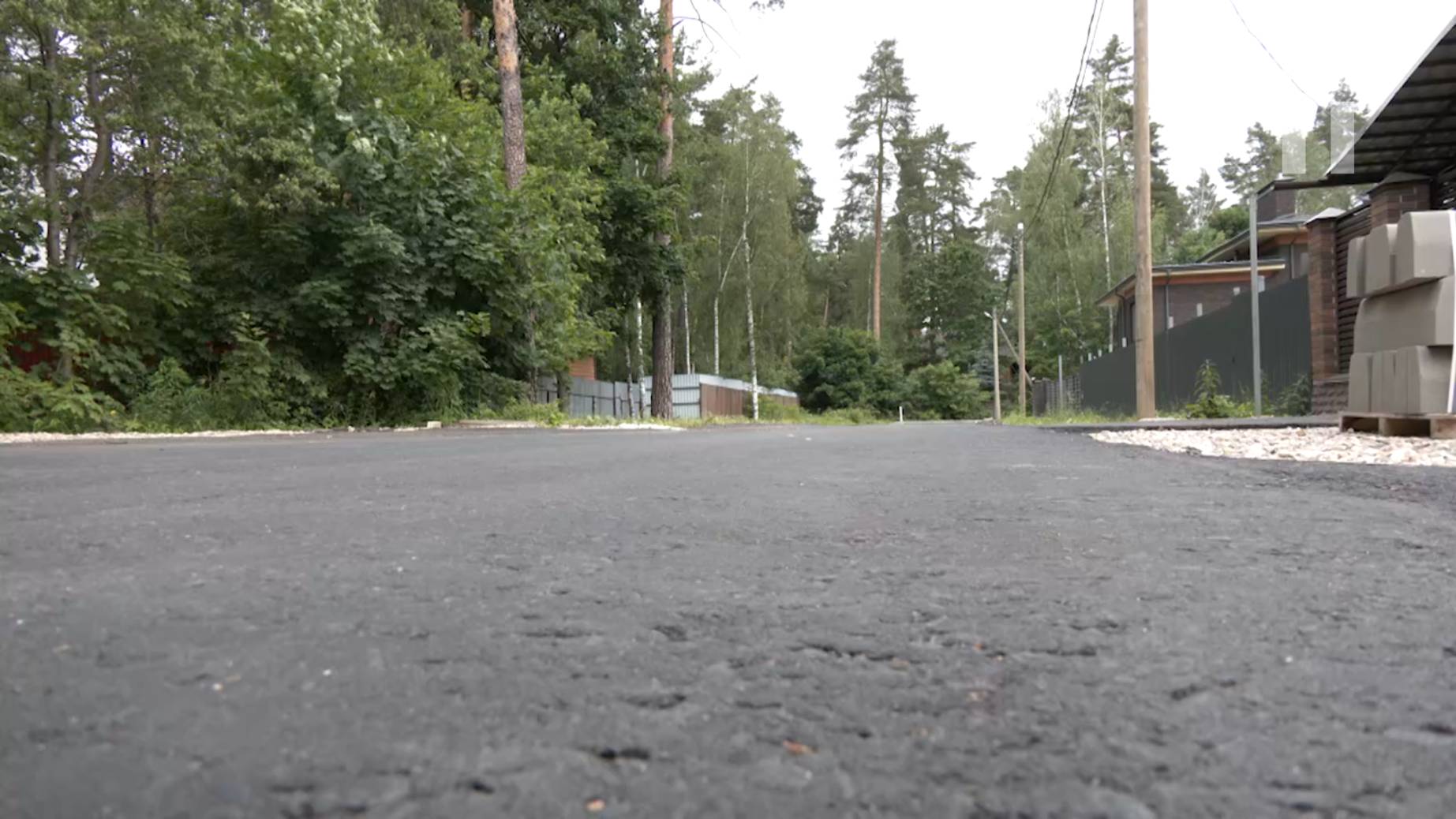 В округе Пушкинский продолжают приводить в порядок дороги у домов, где проживают многодетные семьи