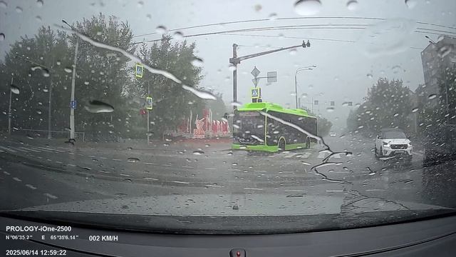 Тюмень 14.06.25 охиренный ливень