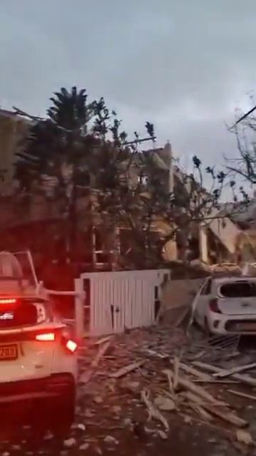 А это последствия прилетов иранских ракет по жилому району города Ришон-ле-Цион на юге от Тель-А...