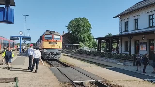 Отправка пригородного под тягой Машки