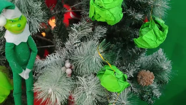 Диана и Рома Санта учит детей в школе эльфов