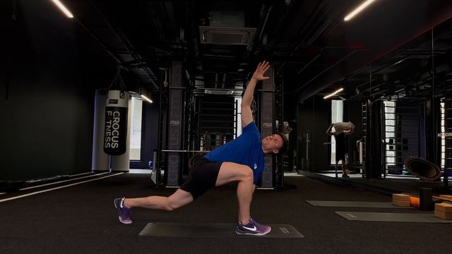 Runner`s Stretch (Растяжка бегуна, глубокий выпад вперед с ротацией грудного отдела)