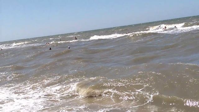 Загорается на песчанных пляжах Азовского моря в станице Голубицкая