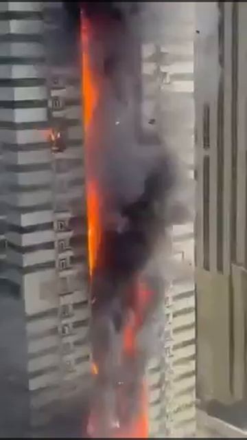 Горит небоскрёб в Дубае