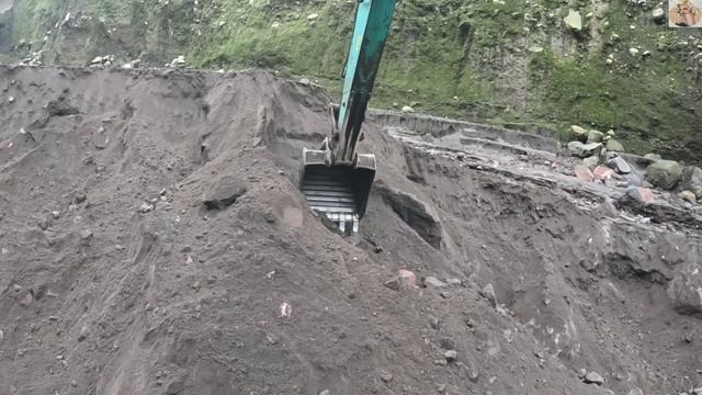 Строительство, экскаватор копает чёрный песок
