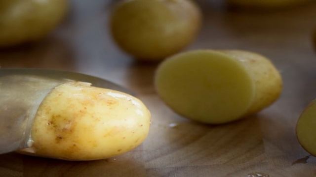 Картофель, запеченный с розмарином в духовке