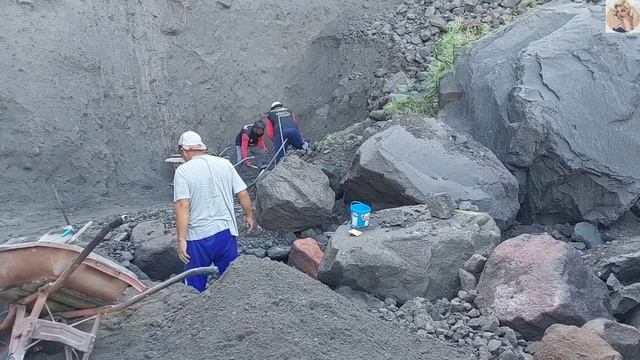 Строительство, вулкан Мерапи дымит, шахтёры продолжают работы в карьере