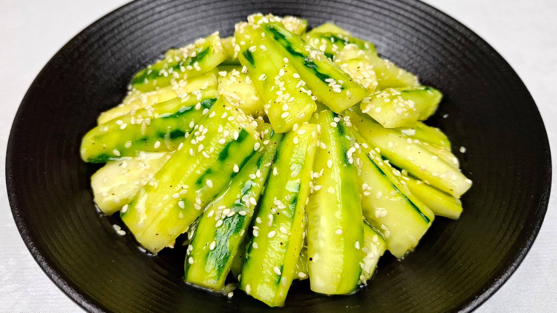 Салат из огурцов. Простой и быстрый рецепт вкусной закуски.