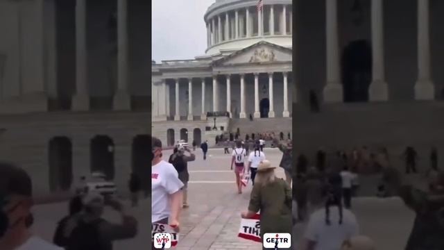 Прорвали ограждение и пошли на штурм Капитолия !!!