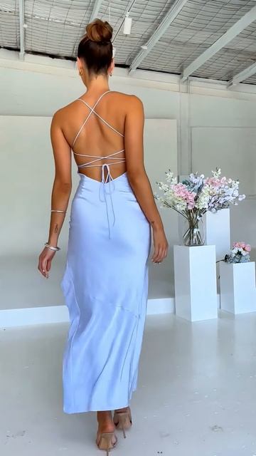 sWkJC1xKWD8 - This girl looks stunning in this dress #shorts
