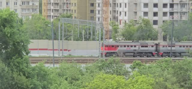 2М62У едет с грузовым составом