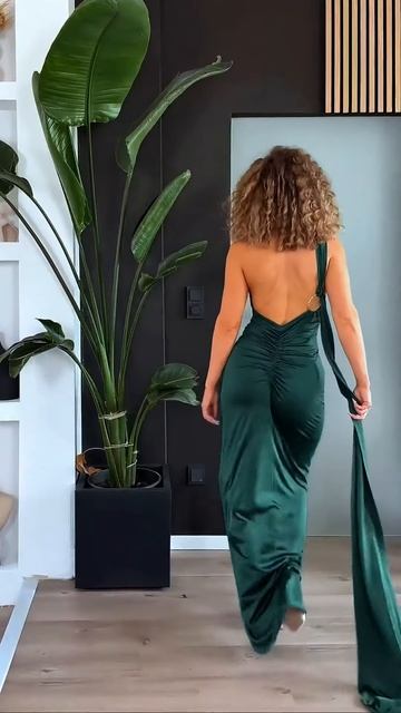wdmPl34CVeM - This girl looks stunning in this dress #shorts
