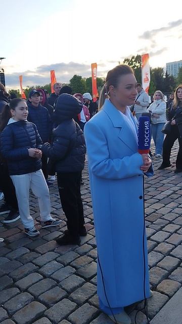 Алина пытается попасть в кадр новостей на 9 мая 25г. на Поклонной горе