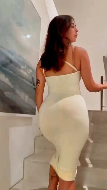 dTN-kSOsmts - This girl look stunning in these dress #shorts
