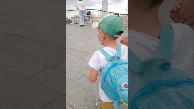 СуперСлавик покоряет Москву.