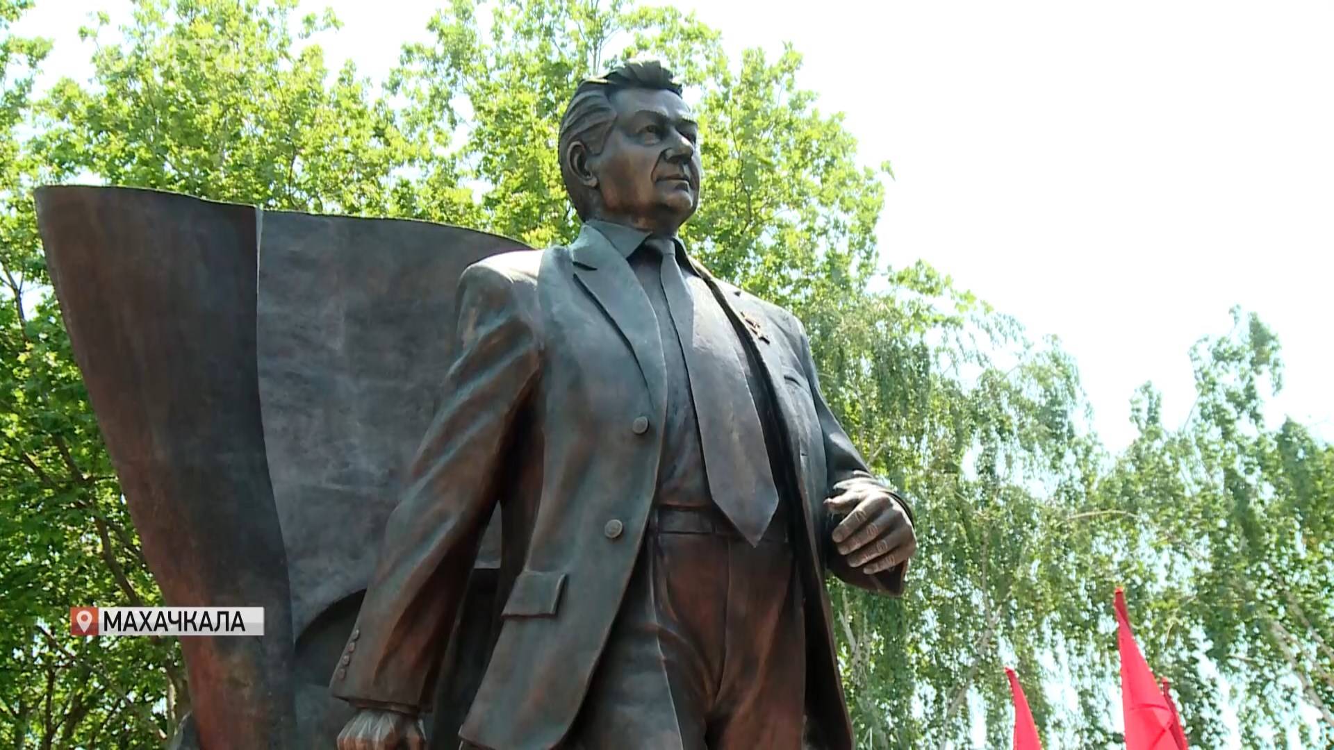 Памятник Магомедали Магомедову открыли в Махачкале