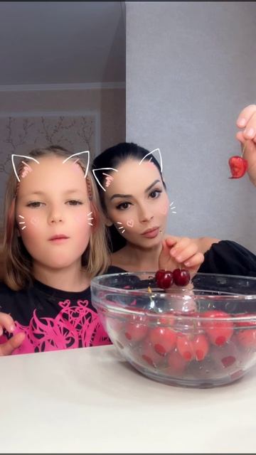 Первая черешня в этом году 💖больше моего носа 😹