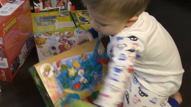 Рома и Диана ★ ПОДАРКИ Ромчику от Деда Мороза Часть #3 Игрушки под Новогодней Ёлкой Christmas 2015