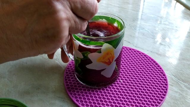 Витаминный напиток из жимолости протертой с сахаром. Морс из жимолости.