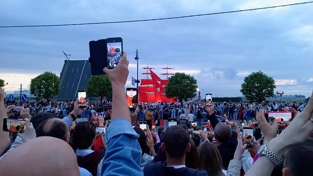 Алые Паруса. Тысячи петербуржцев и гостей Города ждут встречи с легпндой