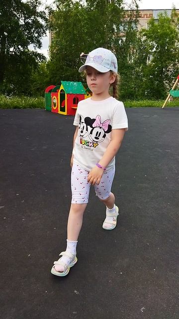 Полюшка загрустила