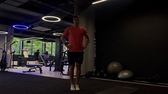 Подъем на носки с мячом между стоп