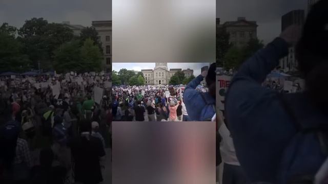 🇺🇸В США начались акции протеста с участием хохлов против Трампа
▶️Тысячи людей вышли на улицы…🔽🔽