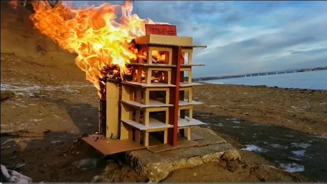 Горит многоэтажное здание из картона!