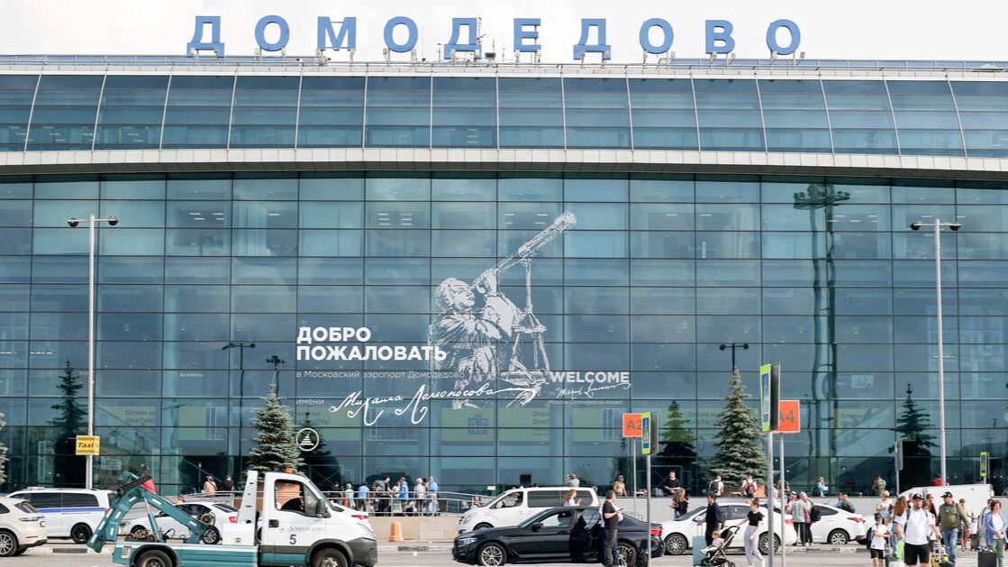 Блогер показал обстановку в Домодедове на фоне отмены рейсов на Ближний Восток