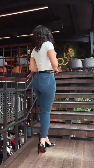 ympeJjoZlc4 - These Fit Jeans look beautiful on this girl #shorts
