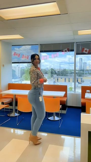 sZSQwCrDpcQ - These Fit Jeans look beautiful in this girl #shorts