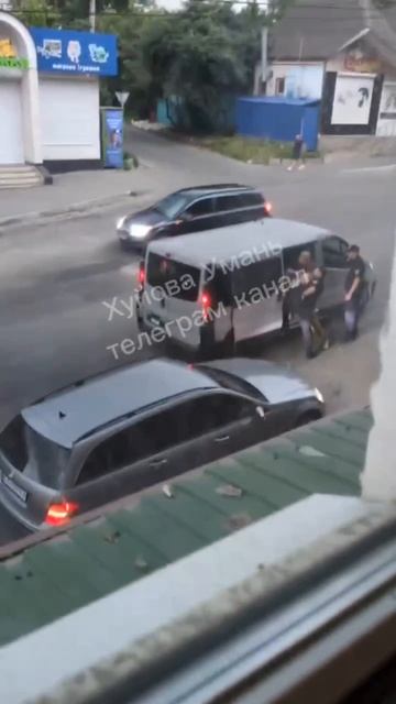 Умань.Могильщики забирают на смерть очередного украинца.После того,как его избили,залили его перцовы
