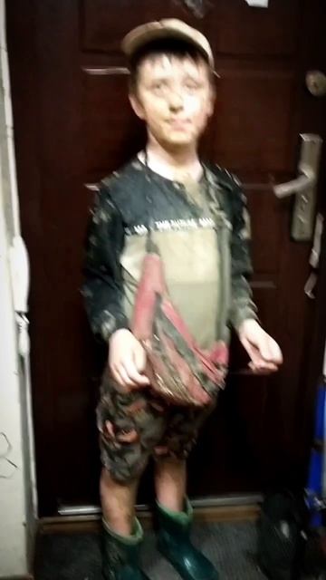 Счастливый ребенок с прогулки, когда на улице прошёл ливень
