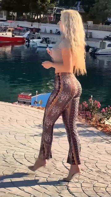 kHwK9n-ZgmA - Beautiful model in tight palazzo pants summer outfit idea #fashion  #style #outfit #sh
