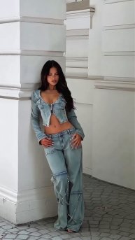 oI4YobvL8XE - Stunning baggy denim jeans summer street style outfit idea #fashion #style #outfit #s