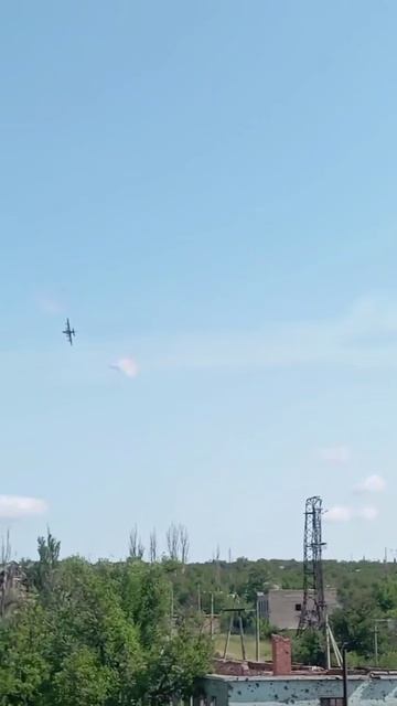 У Су-25 отрывается крыло после того, как самолет выпустил ракеты и начал делать маневр.