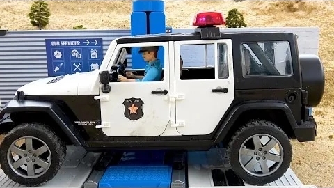 Спасательная команда приезжает спасать полицейскую машину, попавшую в шторм - История игрушечных маш