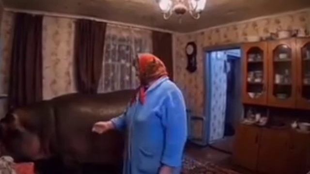 Бабушка воспитывает бегемота как поросенка